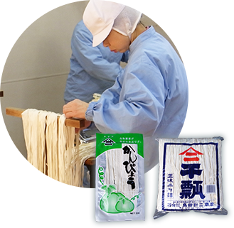 選別、計量、袋詰めと手作業で行うことにより、機械では判別できない人の目で、複数回チェックを重ねます。そうすることにより、より一層の品質管理が行えます。